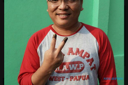 PILPRES 2014 : Nyoblos, Wamenkum Denny Indrayana Salam 2 Jari