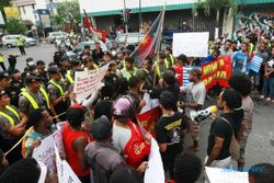 FOTO MAHASISWA PAPUA DEMO : Demo Papua Merdeka Diadang Polisi