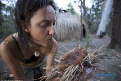 KISAH UNIK : Uji Nyali, Gadis Ini 1 Tahun Tinggal di Hutan