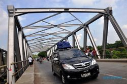 INFRASTRUKTUR JEMBATAN : Dikabarkan Melengkung, Bina Marga Cilacap Cek Kondisi Jembatan Serayu