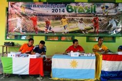 FOTO PEMILU PRESIDEN 2014 : Ada TPS Unik Piala Dunia di Pamekasan
