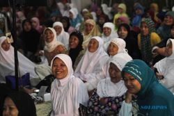 FOTO RAMADAN 2014 : Jemaah Tertawa Mendengar Khotbah Habib Syech