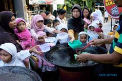 FOTO RAMADAN 2014 : Peserta Didik TPA Nikmati Bubur Ramadan