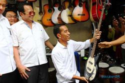 FOTO JOKOWI PULANG KAMPUNG : Jokowi Blusukan ke Pasar Klitikan