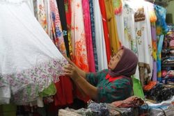 FOTO INFO BELANJA : Mukena di Pasar Klewer Ditawarkan Mulai Rp20.000