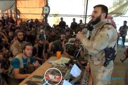 KISAH UNIK : Ups, Pemimpin Anti-ISIS Suriah Pidato Bawa Buku Hello Kitty