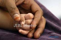 PENEMUAN BAYI : Tega, Baru Usia Tiga Hari, Bayi Ini Ditinggal di Taksi
