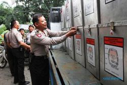 FOTO PILPRES 2014 : Logistik Pemilu Didistribusikan ke TPS
