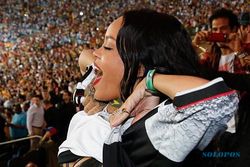 FINAL PIALA DUNIA 2014 : Wah! Rihanna Buka Baju di Tribun!