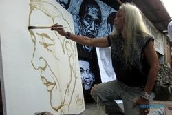 DUKUNGAN CAPRES-CAWAPRES : Rekaman Ekspresi Wajah Jokowi pada Lukisan Batik dan Kanvas