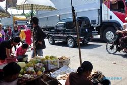 FOTO MUDIK LEBARAN 2014 : Pasar Tumpah Berpotensi Macetkan Jalur Selatan
