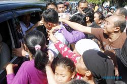 JOKOWI HARI INI : Blusukan di Solo, Pengawal Jokowi Kewalahan