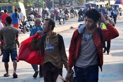 FOTO MUDIK LEBARAN 2014 : Jembatan Comal Ambles, Penumpang Bus Jalan