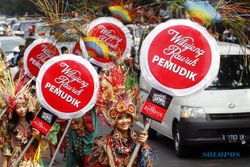 FOTO MUDIK LEBARAN 2014 : Red Batik Sambut Pemudik di Solo