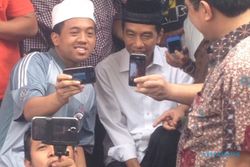 FOTO SELFIE JOKOWI : Warga Ajak Jokowi Foto Selfie 