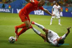 SEMIFINAL ARGENTINA VS BELANDA : Ron Vlaar Diragukan Tampil Perkuat  Belanda