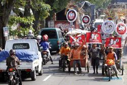 FOTO PILPRES 2014 : Simpatisan Jokowi-JK Arak Gerobak Sampah