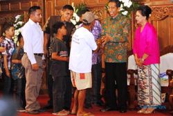 JOKOWI PULANG KAMPUNG : Di Open House Jokowi, Kahyang Ayu Bagikan Buku, Eh Ada yang Dapat Amplop Uang Juga...