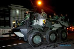 FOTO PILPRES 2014 : Wow, Tentara Naik Panser di Jalanan Solo!
