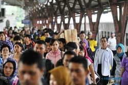 FOTO MUDIK LEBARAN 2014 : Arus Mudik dan Balik Stasiun Senen Seimbang