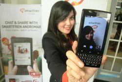 FOTO SMARTPHONE TERBARU : Smartfreen Qwerty Diluncurkan, SPG Foto Selfie
