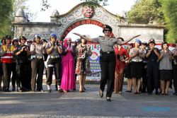 FOTO HUT POLWAN : Wanita Polisi Fashion Show di Sriwedari
