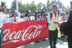 CSR COCA-COLA : Coca Cola Bagikan Peralatan Sekolah dan Beasiswa