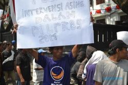SENGKETA HASIL PILPRES 2014 : Demo Tolak Hasil Pilpres, Peserta Aksi Ini Malah Pakai Kaus Partai Nasdem