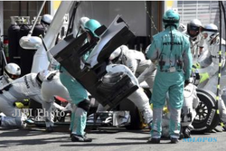 ROSBERG DAN HAMILTON BERSENGGOLAN : Nico Rosberg Dinilai Pegang Andil Besar Atas Insiden