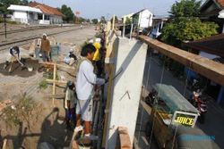 FOTO STASIUN SOLO KOTA : Tembok Stasiun Kota Dikeluhkan Warga