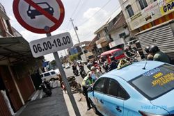 FOTO PELANGGARAN LALU LINTAS : Sopir Taksi Langgar Rambu di Pasar Gede