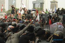 FOTO SENGKETA PILPRES 2014 : Polisi Halangi Pendukung Prabowo-Hatta ke MK