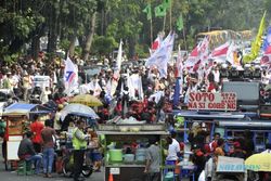 HASIL SIDANG MK : Massa Prabowo-Hatta Coba Tembus Pagar Berduri, Coba Dekati Gedung MK