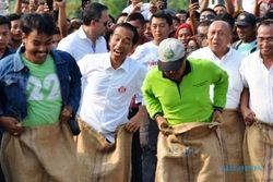 FOTO HUT RI 2014 : Jokowi Balap Karung di Waduk Pluit