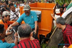 FOTO CSR DANAMON : Wali Kota Solo Coba Motor Pengangkut Sampah