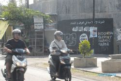 ISIS DI INDONESIA : 3 Graffiti ISIS Ditemukan di Pasar Kliwon Solo
