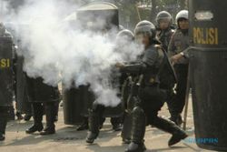 FOTO SENGKETA PILPRES 2014 : Gas Air Mata untuk Pendukung Prabowo-Hatta