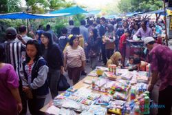 FOTO LIBUR LEBARAN 2014 : Sunday Market Manahan Padat Pengunjung