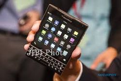 SMARTPHONE TERBARU : Blackberry Passport, Aneh dan Bikin Penasaran