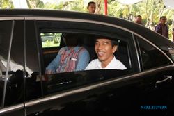 JOKOWI PRESIDEN : Blusukan Dikawal Paspampres, Jokowi Masih Bisa Bersalaman dengan Warga