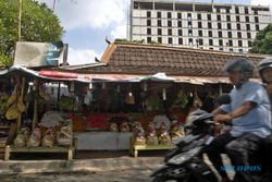 FOTO PENATAAN PEDAGANG : Pindah Penjual Buah, DPP Solo Tak Pasang Listrik