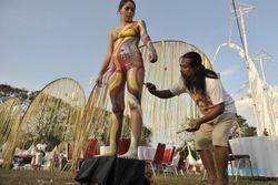 FOTO SANUR VILLAGE FESTIVAL: Seniman Adu Kreatif Lukis Tubuh di Sanur