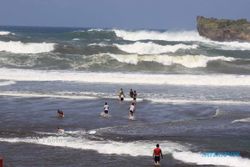 CUACA EKSTREM : Gelombang Tinggi, Nelayan Pantai Selatan Bantul Tak Melaut