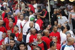 JOKOWI PRESIDEN TERPILIH : 2.000 Relawan Jokowi di Sukoharjo Cukur Gundul, Didi Kempot Ikut Potong Kucir