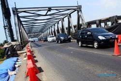 PERBAIKAN JEMBATAN COMAL : Penyangga Jembatan Mulai Dipasang