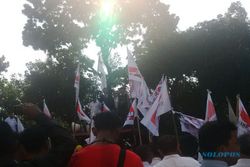 SENGKETA PILPRES 2014 : Riuh, Ratusan Massa Pendukung Prabowo Hatta Mulai Padati Halaman MK