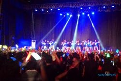 KISAH UNIK : Pria-Pria Bekeluarga Ini Rela Bersusah-Susah Demi JKT48