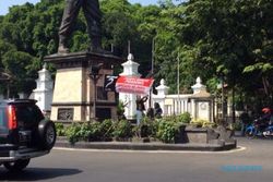 HASIL SIDANG MK : Jelang Putusan MK, Pendukung Prabowo Pasang Spanduk di Gladak