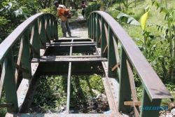 FOTO TAMAN KOTA SOLO : Jembatan di Taman Sekartaji Rusak Parah