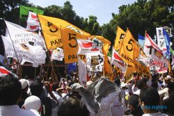 SENGKETA PILPRES 2014 : Pembatas Jalan Depan Gedung MK Dirusak Pendukung Prabowo-Hatta